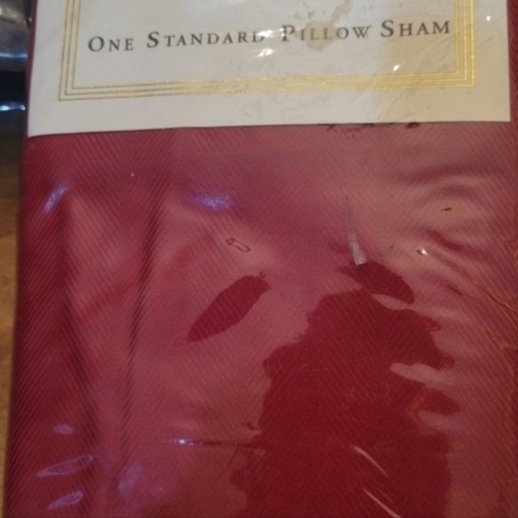 New Hotel Fine Linens red pillowcase 600 tc standard - Picture 4 of 5